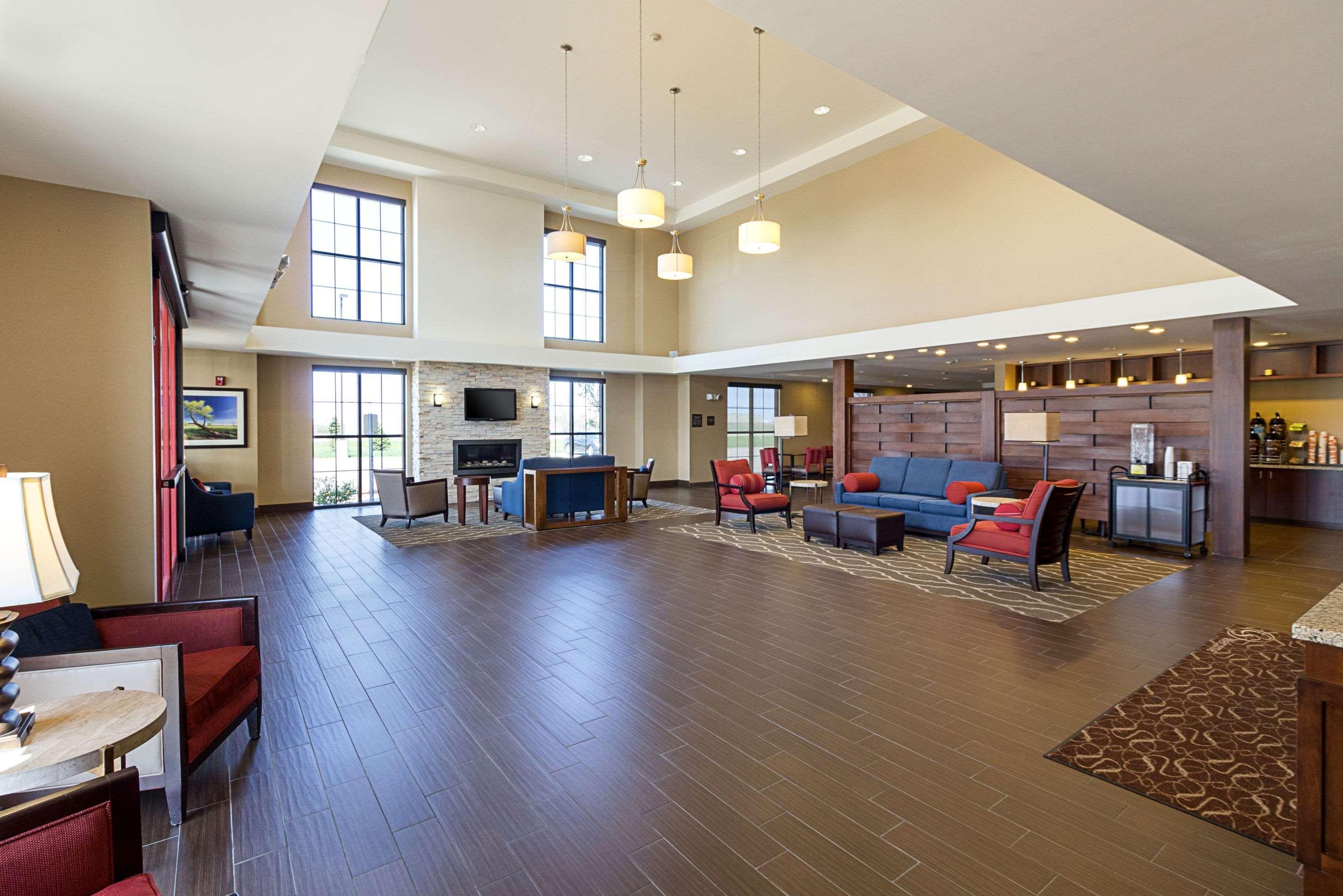 Comfort Suites & Conference Center Worthington Exterior photo
